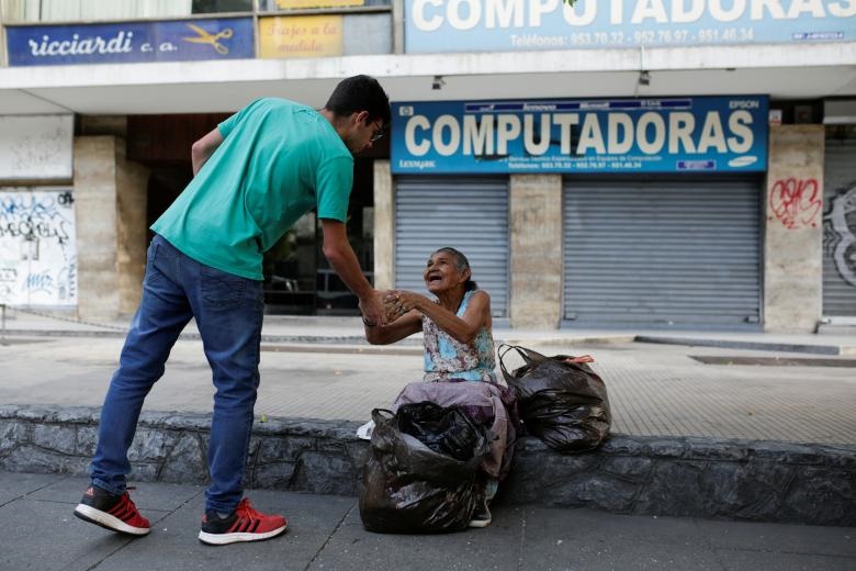 تصاویر | صحنه‌هایی زیبا از کمک‌های داوطلبانه به فقرای ونزوئلا